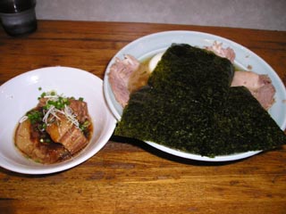 ラフティ（別皿）と、らすた麺＋チャーシュー＋玉子